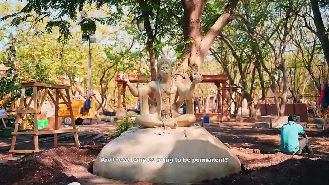 नीता अंबानी और  मुकेश अंबानी ने खुद कारीगरों के साथ मिलकर कराया नये मंदिरों का निर्माण