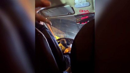 Taksimetre açmak istemeyen taksici müşterilere zorluk çıkardı: O anlar kamerada