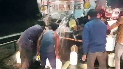 कुकिंग ऑयल के टैंकर से टकराया ट्रक, फिर मची तेल की ऐसी लूट, देखकर रह जाएंगे हैरान