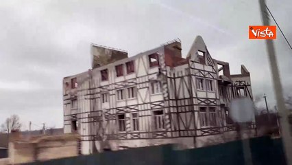 Le macerie lasciate dalla guerra lungo le strade alle porte di Kiev