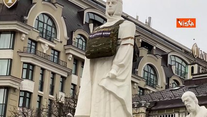 Ecco la statua della principessa Olga di Kiev con il giubbotto antiproiettile