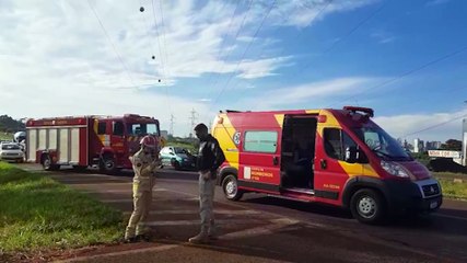 Скачать видео: Forte colisão entre carro e caminhão é registrada na rodovia PRc-467