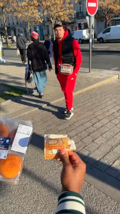 Manger 4 beignets pour 100 € (exclu dailymotion)