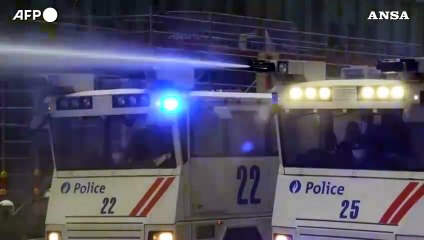 Trattori a Bruxelles, sale la tensione: roghi e idranti