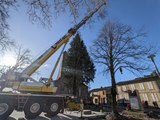 Une grue déplace le monument aux morts de Montgiscard (31)