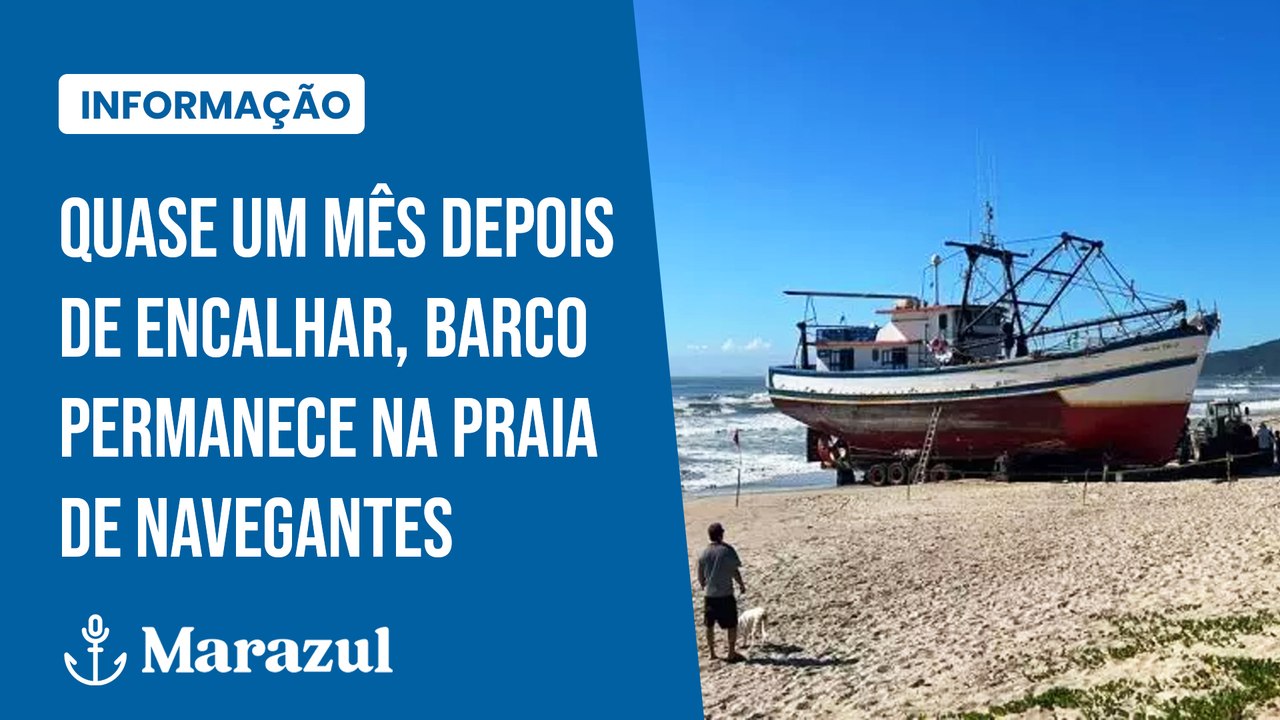 Quase um mês depois de encalhar, barco permanece na praia de Navegantes