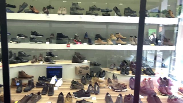 Οι εκπτώσεις δεν βοήθησαν την αγορά της Λαμίας. Προθεσμία για τα POS ζητούν οι επαγγελματίες.