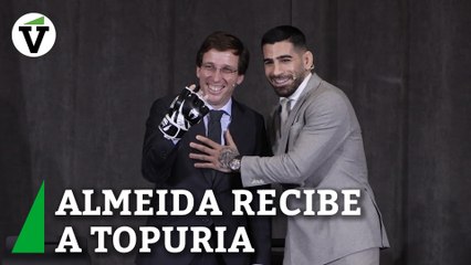 El 'puñetazo' de Almeida a Topuria en su homenaje en Madrid