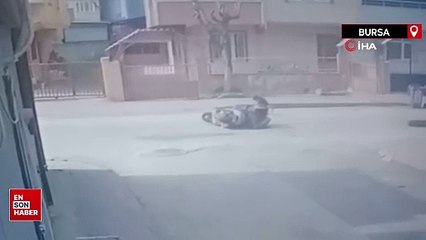 Motosikletin yayaya çarptığı kaza kamerada