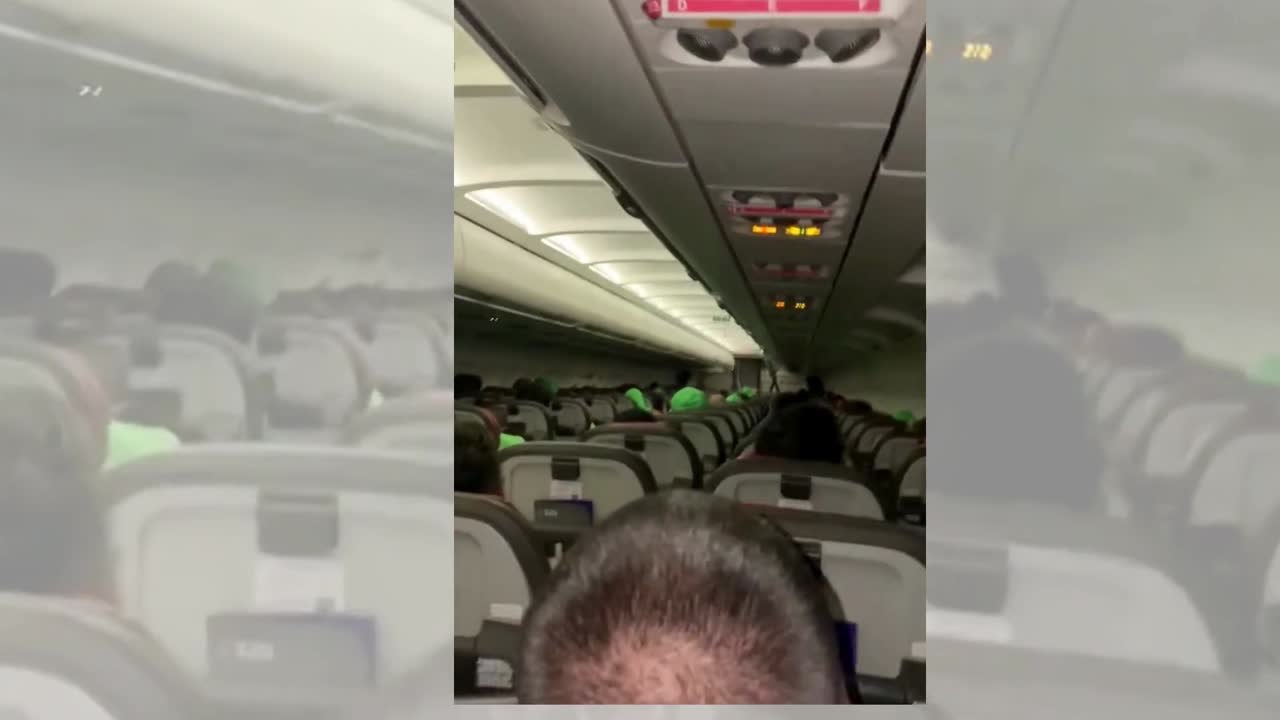 Hinchas de Nacional presionan al equipo en su vuelo de regreso a Medellín