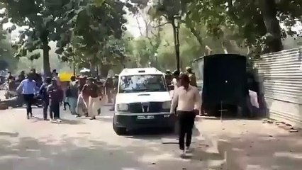 Video: अभ्यर्थीयों के पीछे लाठी लेकर दौड़ती दिखी यूपी पुलिस, लोग बोले- दौड़ा-दौड़ा कर बांटी जा रही हैं नियुक्तियां