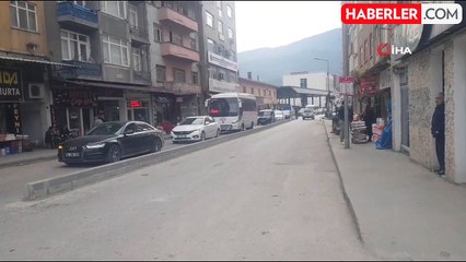 Hafif ticari aracın refüje çarptığı anlar kamerada