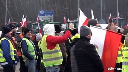 Centinaia di trattori polacchi bloccano l'autostrada per la Germania