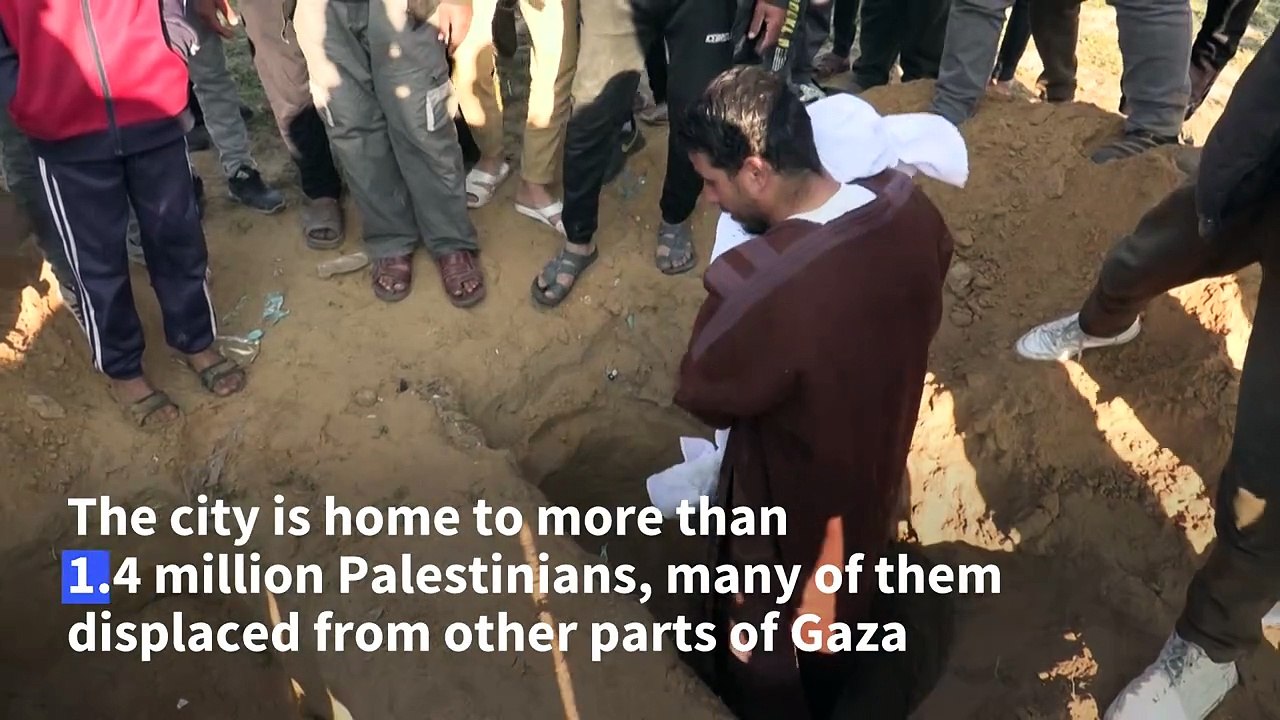 Gazans pull dead boy from the rubble after Isra...