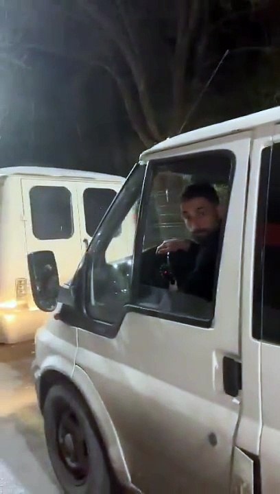 AKP'li belediye CHP'li adayın afişlerini söktü