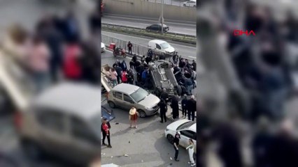 Çekmeköy'de otomobil durağa daldı: Yaralılar var