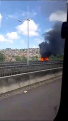 Carro pega fogo na ligação Lobato-Pirajá