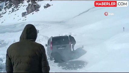 Karda mahsur kalan araç kurtarıldı