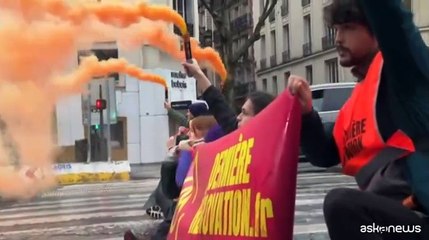 Download Video: Clima, attivisti incatenati vicino all'Arco di Trionfo a Parigi