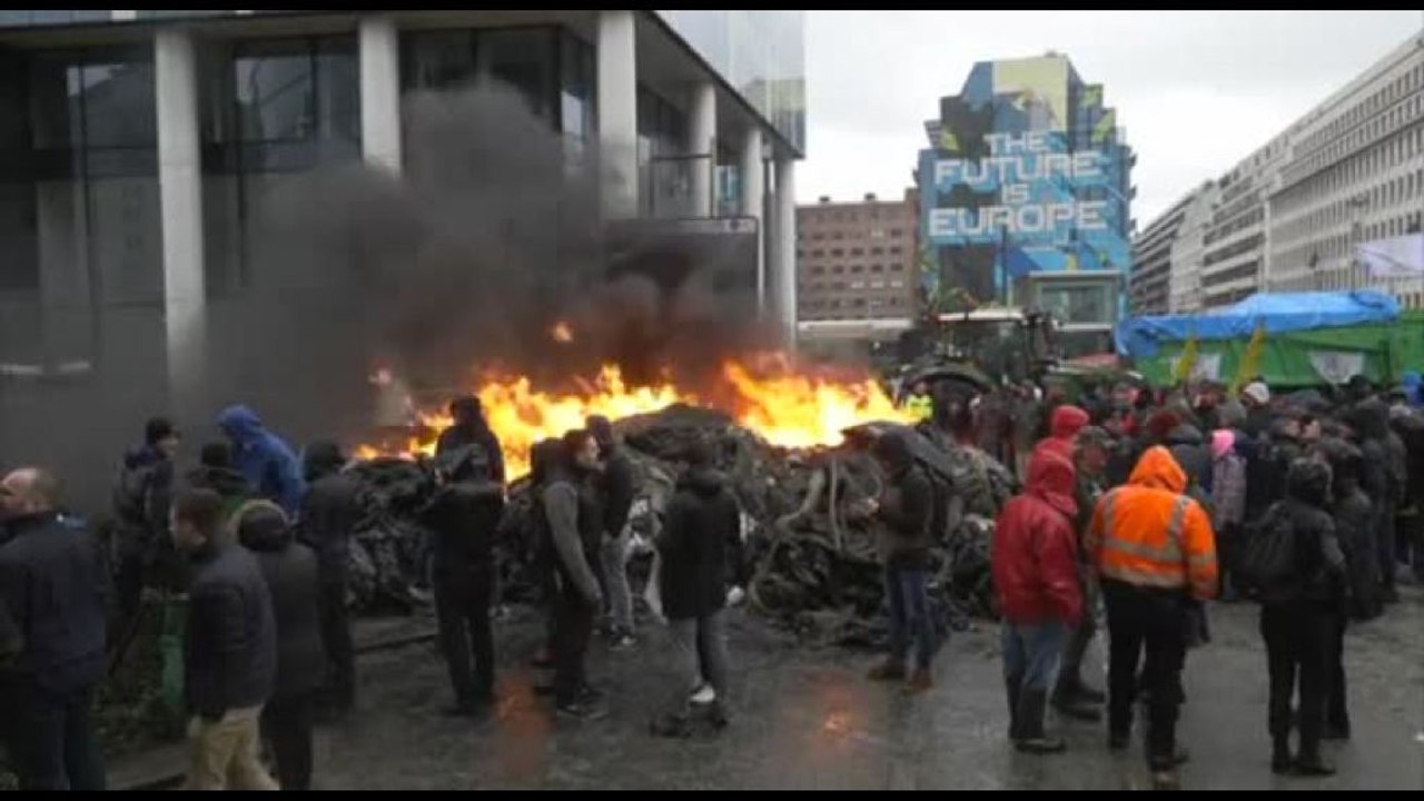 Centinaia di trattori bloccano Bruxelles, roghi, fumo e disordini