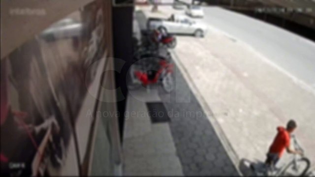 Menino de 12 anos morre atropelado por caminhão em acidente capturado por câmera de segurança