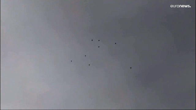 شاهد: طائرات أردنية تلقي مساعدات غذائية للفلسطينيين على طول ساحل غزة