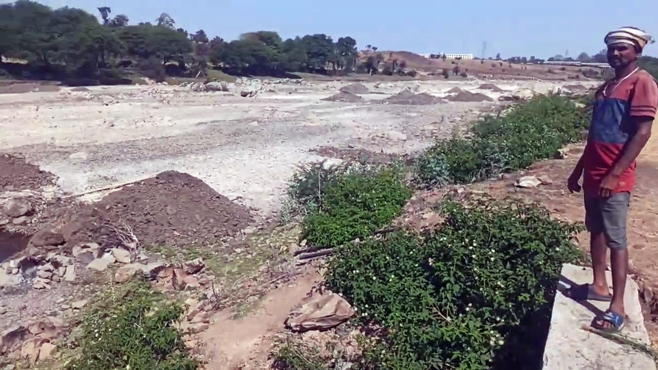 सूखी अनास नदी के किनारे बसे 5 गांव के किसानों क...