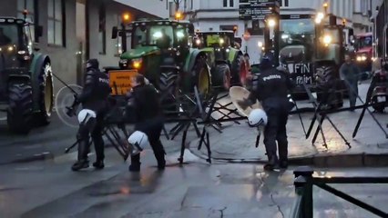 Belgique Les agriculteurs franchissent aujourd'hui les barricades de la police pour protester devant le siège de l'UE et le sommet agricole En portant le combat aux portes de l’UE, ils se révoltent contre le communisme climatique.