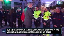 Los Reyes rompen el protocolo para saludar a los valencianos que les vitoreaban en la calle