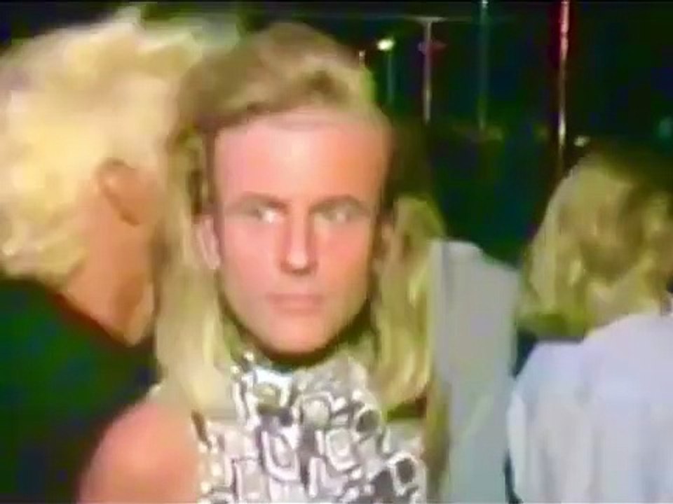 Pour certains, il s’agit d’un #délire sans intérêt. Pour d’autres, un #travail d’orfèvre : essayez donc de #réaliser ce genre de #trucage pour voir le #boulot derrière ces #effets ! Macron en mode 80 sous une musique de #Desireless (voyage, #voyage)