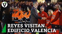 Los Reyes se reúnen con vecinos y equipos de extinción del incendio de Campanar (Valencia)