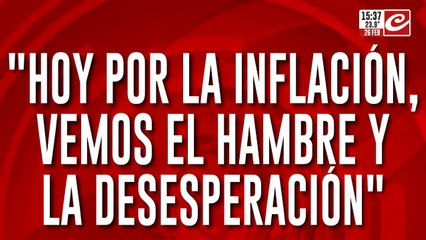 Una cuadra de cola por un plato de comida y útiles escolares