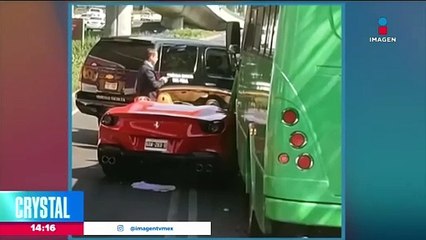 Auto de lujo choca contra un camión en Periférico Sur