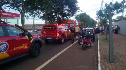 Download Video: Dois homens são atropelados durante troca de pneu na Avenida Rocha Pombo