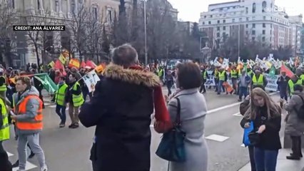 للأسبوع الرابع على التوالي.. مزارعو إسبانيا يغلقون الشوارع بجراراتهم احتجاجاً على السياسات الأوروبية