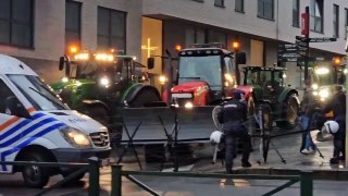 Des agriculteurs viennent de forcer un barrage de police près du siège de l'Union européenne à Bruxelles.