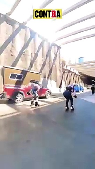 PATINADORES PASEAN POR VÍAS RÁPIDAS DE LA CIUDAD DE MÉXICO Y UNA MUJER CASI TERMINA APLASTADA