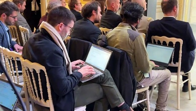 Macron anuncia coalición para enviar municiones a Ucrania y no descarta desplegar tropas