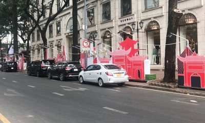 TPHCM: Dựng pano lấn chiếm lòng đường để quảng cáo