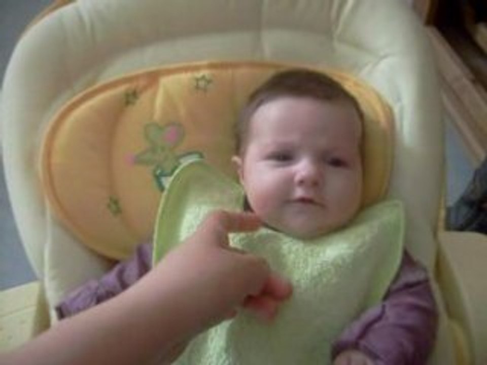 Marion sourit et rigole!