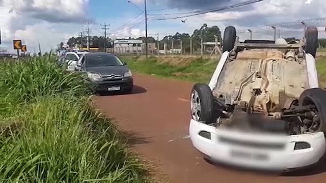 Mulher fica ferida após capotamento na marginal da BR-277, nas proximidades do Aeroporto de Cascavel