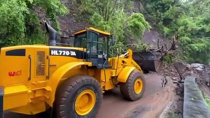 Eboulis sur la RD52 à Salazie : la route fermée à la circulation