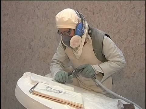 PORTRAIT SYLVIE KOECHLIN, ARTISTE SCULPTEUR SUR PIERRE