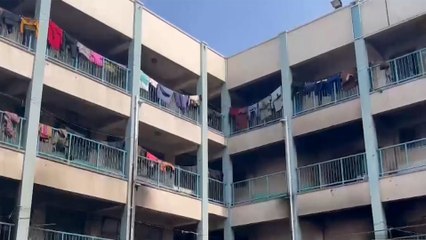 معاناة مضاعفة للنازحين بمدرسة الفلاح بسبب القصف الاسرائيلي