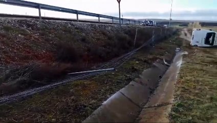 Una niña herida en Burgos al volcar un minibús escolar en la A-1.