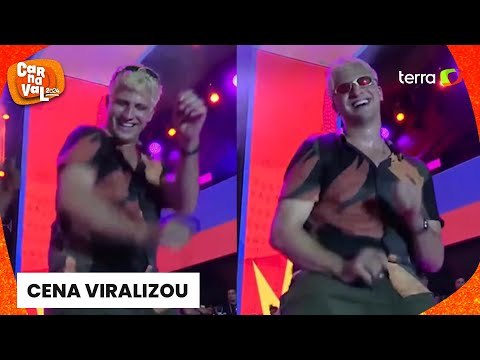Prefeito do Recife, João Campos arrisca passinho ao subir em palco durante show de carnaval