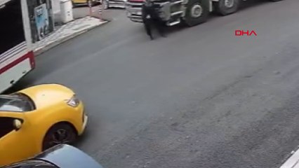 Beton mikserinin çarptığı yaya öldü