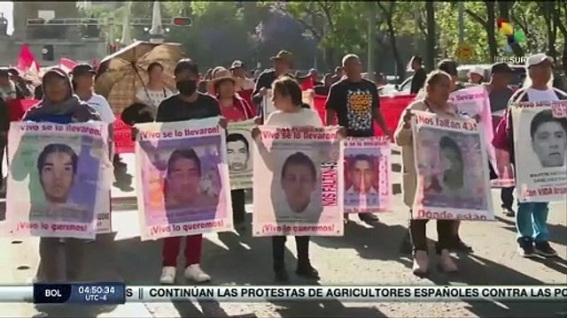 Padres de Ayotzinapa realizarán plantón en el Zócalo de Ciudad de México