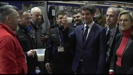 Attal con un bicchiere di latte al Salone dell'Agricoltura a Parigi