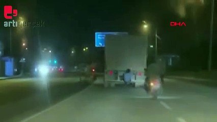 Hafriyat kamyonunun arkasına asılıp yolculuk yaptı